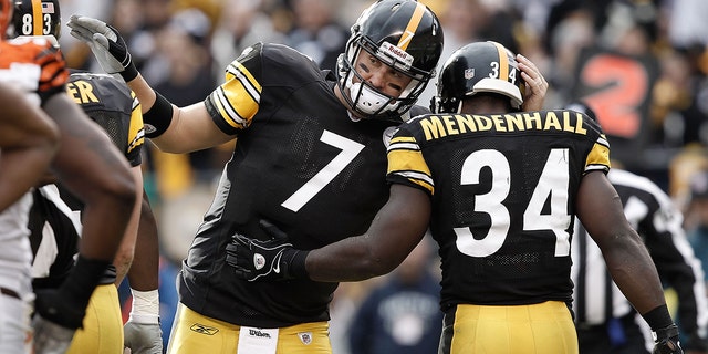  Rashard Mendenhall #34 of the Pittsburgh Steelers is congratulated by teammate Ben Roethlisberger #7 after scoring a touchdown in the first half against the Cincinnati Bengals during the game on December 4, 2011 at Heinz Field in Pittsburgh, Pennsylvania