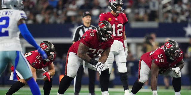 Shaq Mason, right, and his Tampa Bay Buccaneers teammates line up against the Dallas Cowboys at AT&amp;T Stadium on Sept. 11, 2022, in Arlington, Texas.