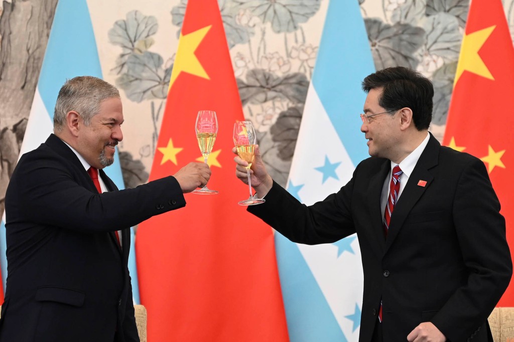 Honduras Foreign Minister Eduardo Enrique Reina Garcia, left, and Chinese Foreign Minister Qin Gang raise a toast following the establishment of diplomatic relations between the two countries on March 26, 2023.