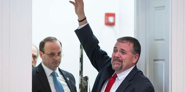 Crime scene analyst Kenneth Kinsey disputes the testimony of a defense witness Feb. 28, 2023, during the state's rebuttal case. He allowed South Carolina Attorney General Alan Wilson, left, to aim a gun at his head to demonstrate his point.