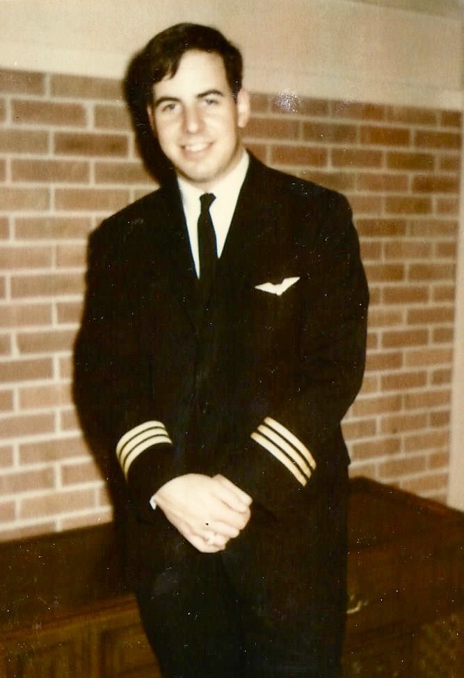 Frank Abagnale in a pilot's uniform