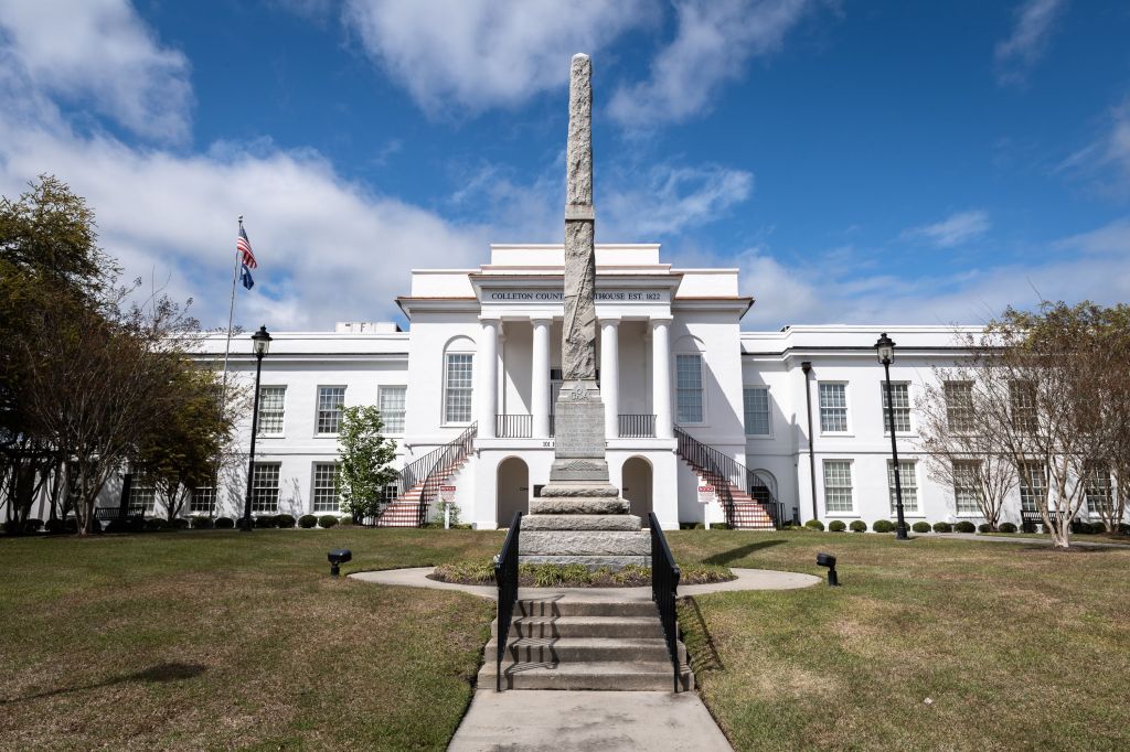 The Colleton County courthouse with the Confederate memorial