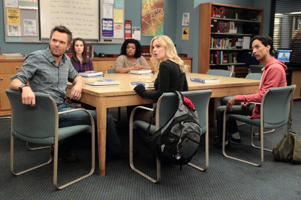 Joel McHale, Alison Brie, Yvette Nicole Brown, Gillian Jacobs, Danny Pudi in "Community" sitting around a table. 