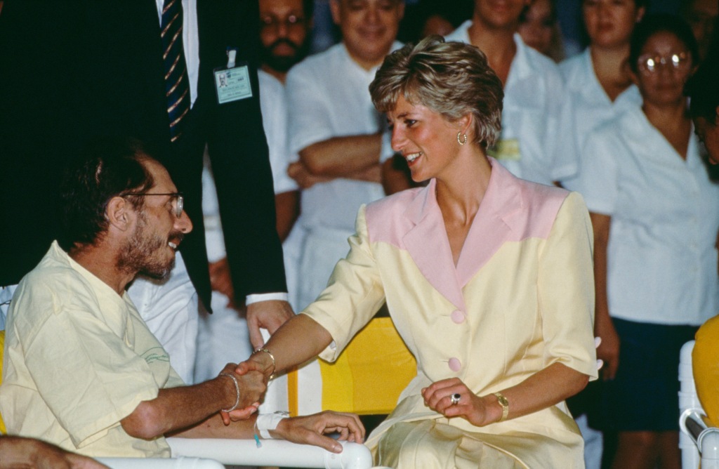 Diana, Princess of Wales (1961 - 1997) visiting patients suffering from AIDS at the Hospital Universidade in Rio de Janeiro, Brazil, in April 1991. 