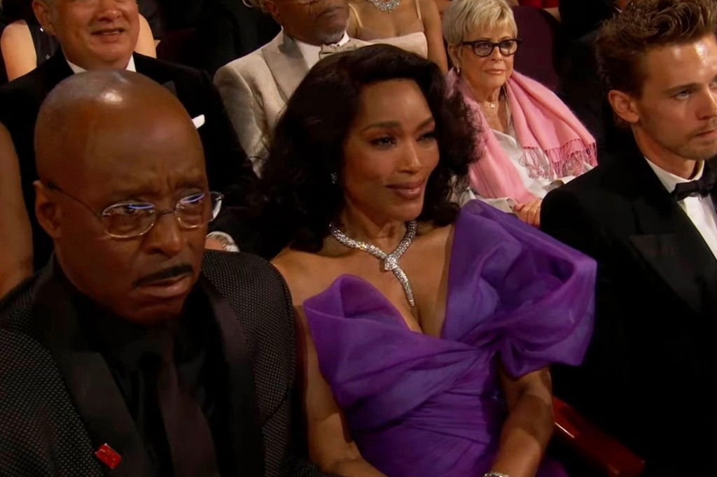 Angela Bassett didn't visibly stand up or clap when she lost to Jamie Lee Curtis.