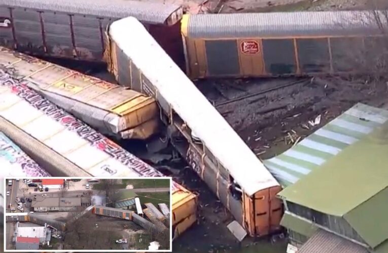 CSX train derails trying to avoid semi-truck stuck on Kentucky tracks