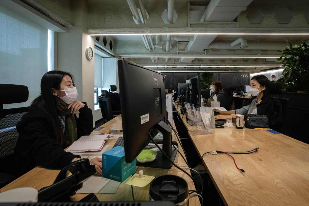 A photo of South Koreans working at their desks.