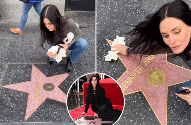 Courteney Cox cleans Hollywood Walk of Fame star