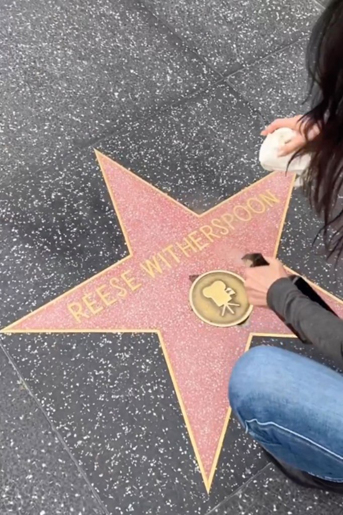 Courteney Cox Channels 'Friends' Role Monica Geller as She Cleans Her New Hollywood Walk of Fame Star