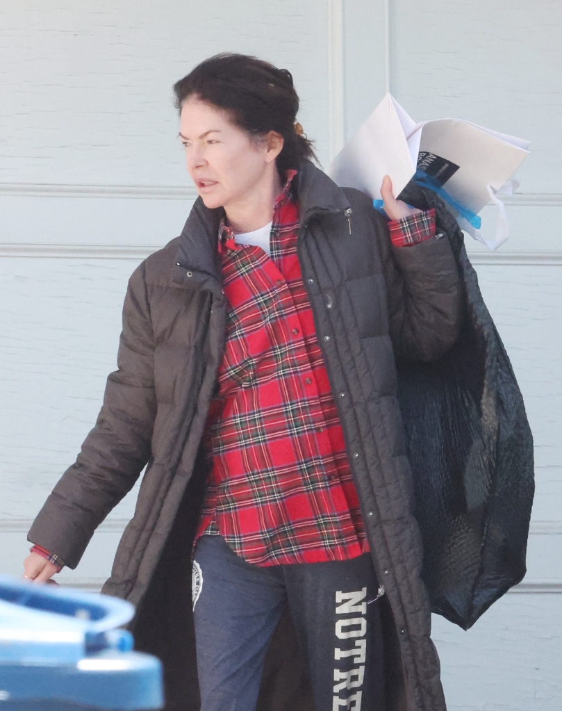 Lara Flynn Boyle looks almost unrecognizable as she runs household errands outside her LA home on the morning of her 53rd birthday.