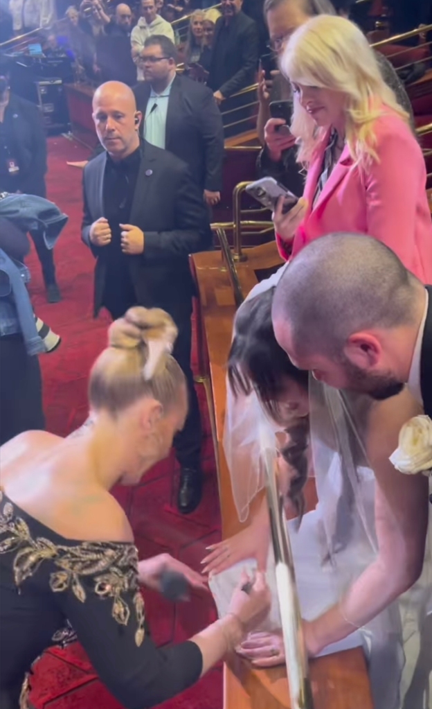 Without breaking the song, the singer signed a bit of the dress before moving on. 