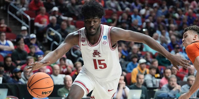 Arkansas's Makhi Mitchell gets by Illinois's Coleman Hawkins during the second half of a first-round college basketball game in the NCAA Tournament Thursday, March 16, 2023, in Des Moines, Iowa.