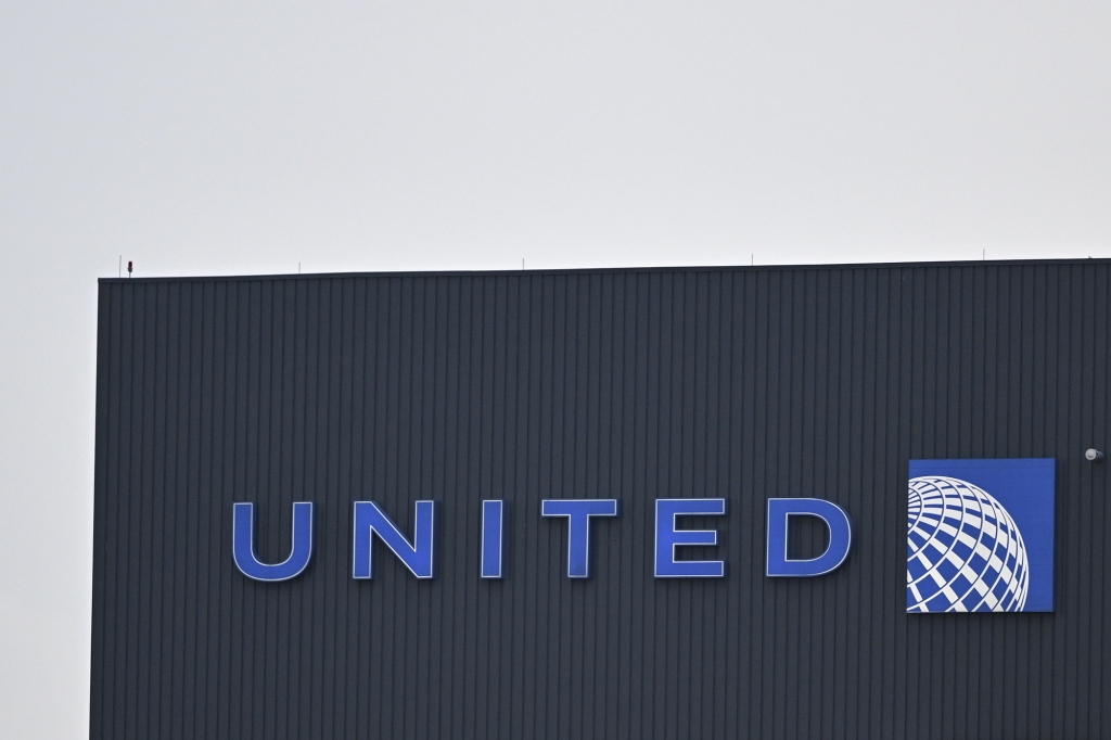 United Airlines sign