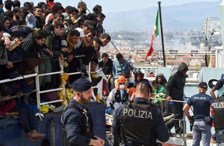 Dutch court bans government from returning asylum seekers to Italy