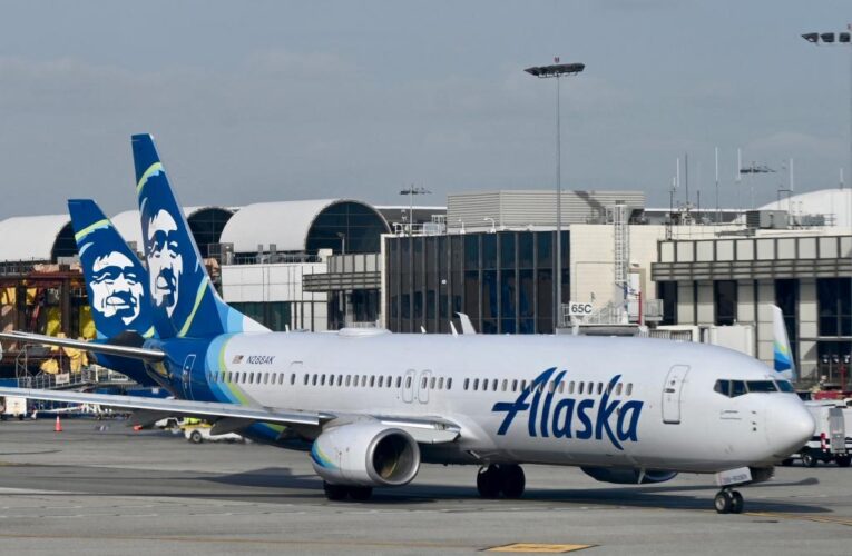Alaska Airlines passenger threatened to kill flight attendant: feds
