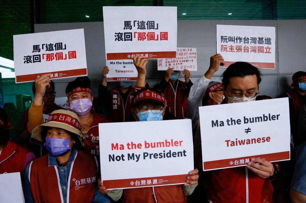 Members of the pro-independence Taiwan Statebuilding Party protest against former Taiwan president Ma Ying-jeou's trip to China at Taoyuan international airport in Taoyuan Taiwan on April 7, 2023. 