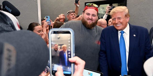 Trump poses for photo with supporter pizza
