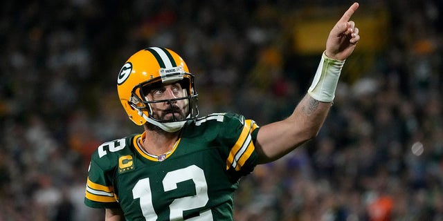 Aaron Rodgers points to the sky