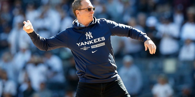 David Cone throws ball