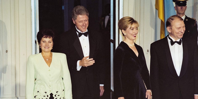 Former U.S. President Bill Clinton, second from the left, helped facilitate the 1994 Budapest Memorandum with Ukraine president Leonid Kuchma, right, to dismantle Ukraine's nuclear weapons. 