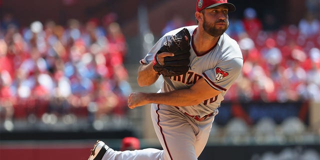 Madison Bumgarner pitches against the Cardinals