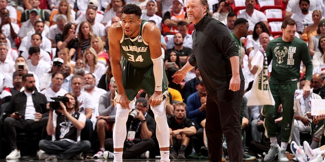 Mike Budenholzer speaks with Giannis Antetokounmpo