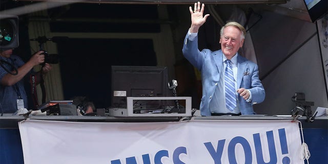 Vin Scully waves to the crowd