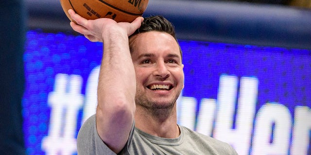 JJ Redick warms up