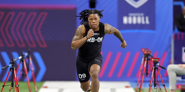 Jahmyr Gibbs runs 40-yard dash