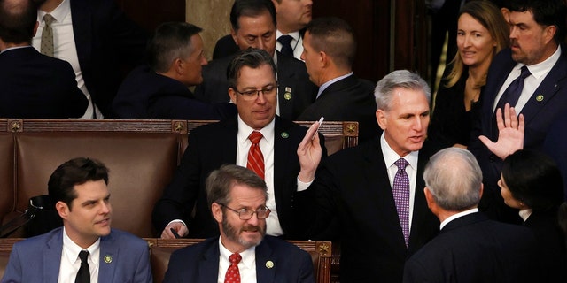 U.S. House Republican Leader Kevin McCarthy (R-CA) (R) talks