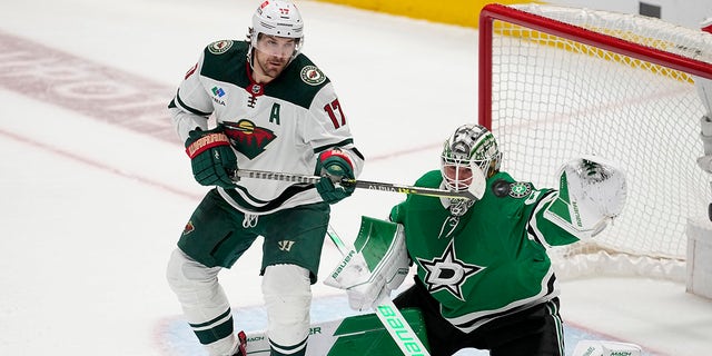 Marcus Foligno in front of Jake Oettinger