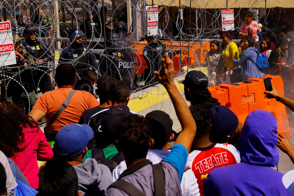 Migrants, mostly from Venezuela, took part in a protest to request asylum in the US, near El Paso on March 12.