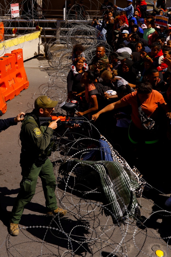 A tense confrontation between US border officials and migrants took place March 12 after frantic migrants stormed the Paso Del Norte Bridge.