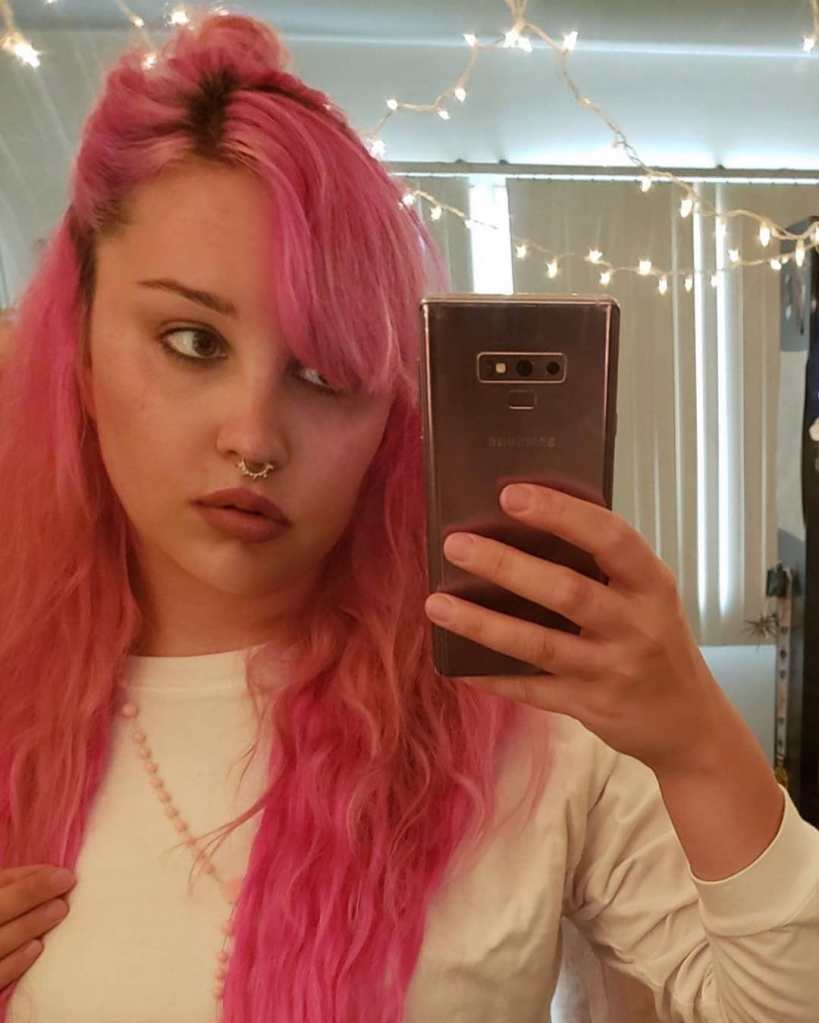 Amanda Bynes with pink hair in a selfie