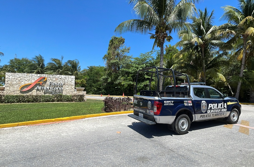 A patrol of the Quintana Roo Touristic Police arrives to the Fiesta Americana hotel