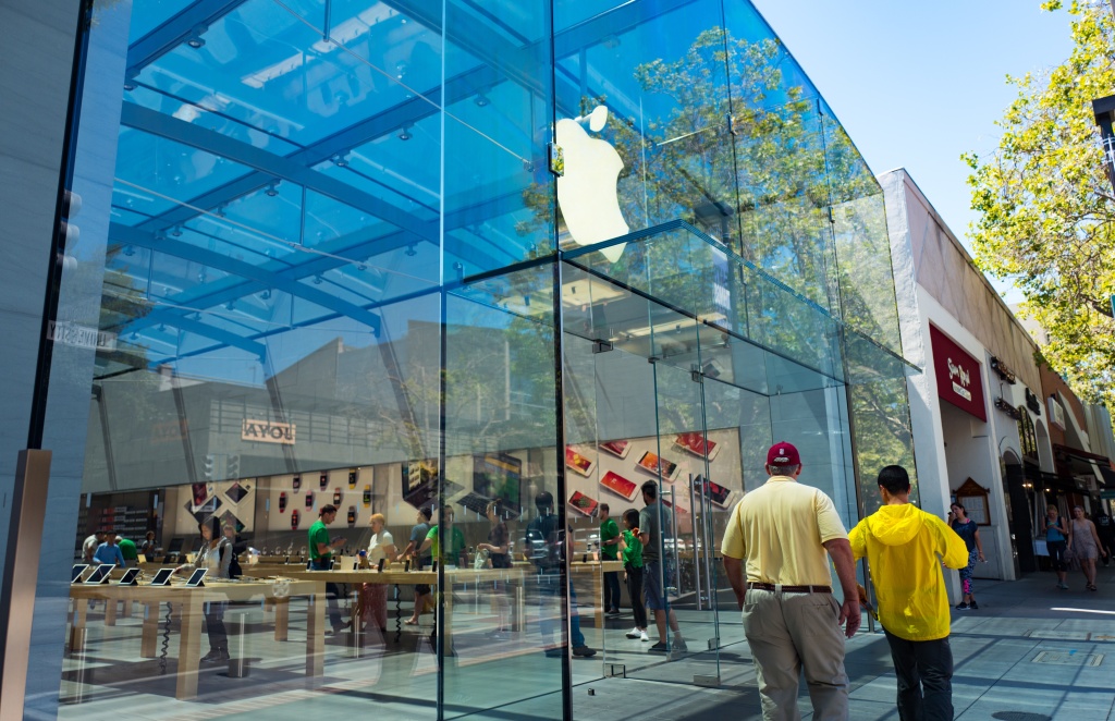 The Apple store in Palo Alto was raided by two thieves last Black Friday. 
