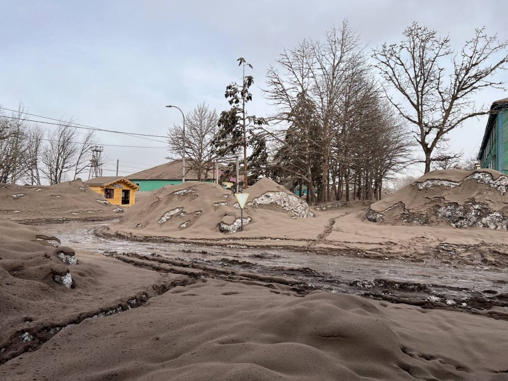 “Some schools on the peninsula were closed and residents were ordered to stay indoors”, said Oleg Bondarenko, the head of the Ust-Kamchatsky municipal region.
