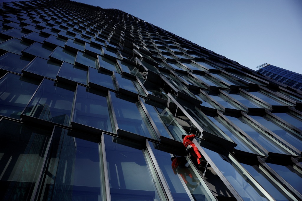 French "Spiderman" Alain Robert climbs the Tour Alto skyscraper .