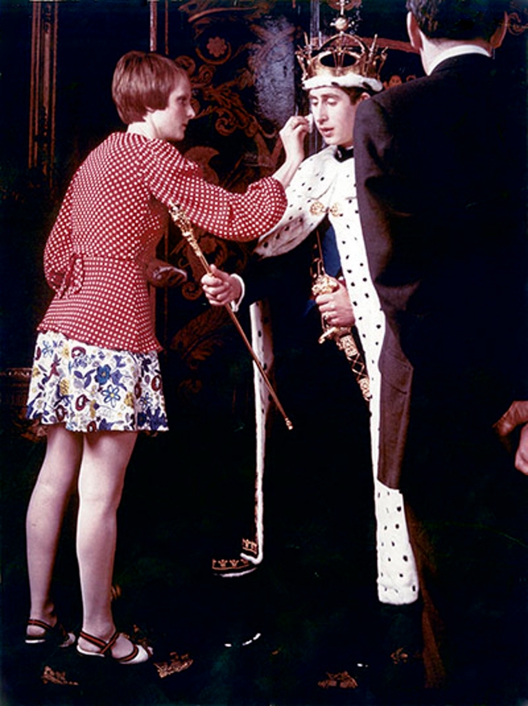 Parkinson managed to snap a photo of Coddington putting makeup on Prince Charles.