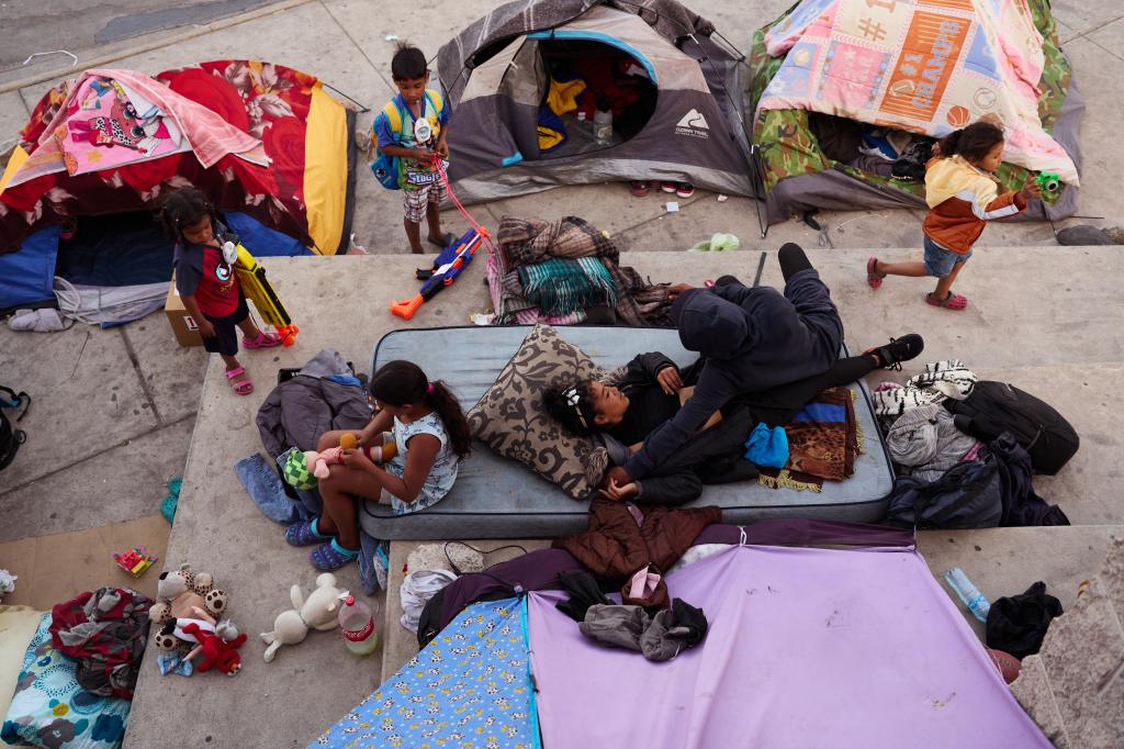 A Venezuelan migrant family at an encampment near the National Immigration Institute.