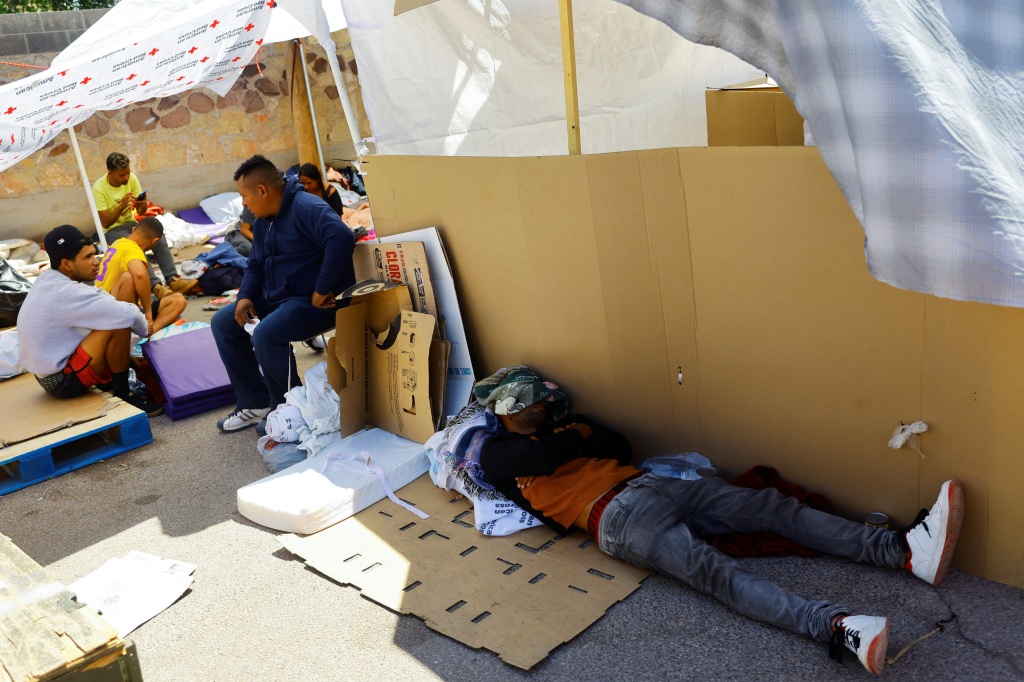 Migrants waiting outside an El Paso shelter that had reached capacity. 