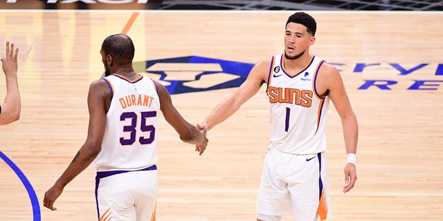 Kevin Durant high fives Devin Booker