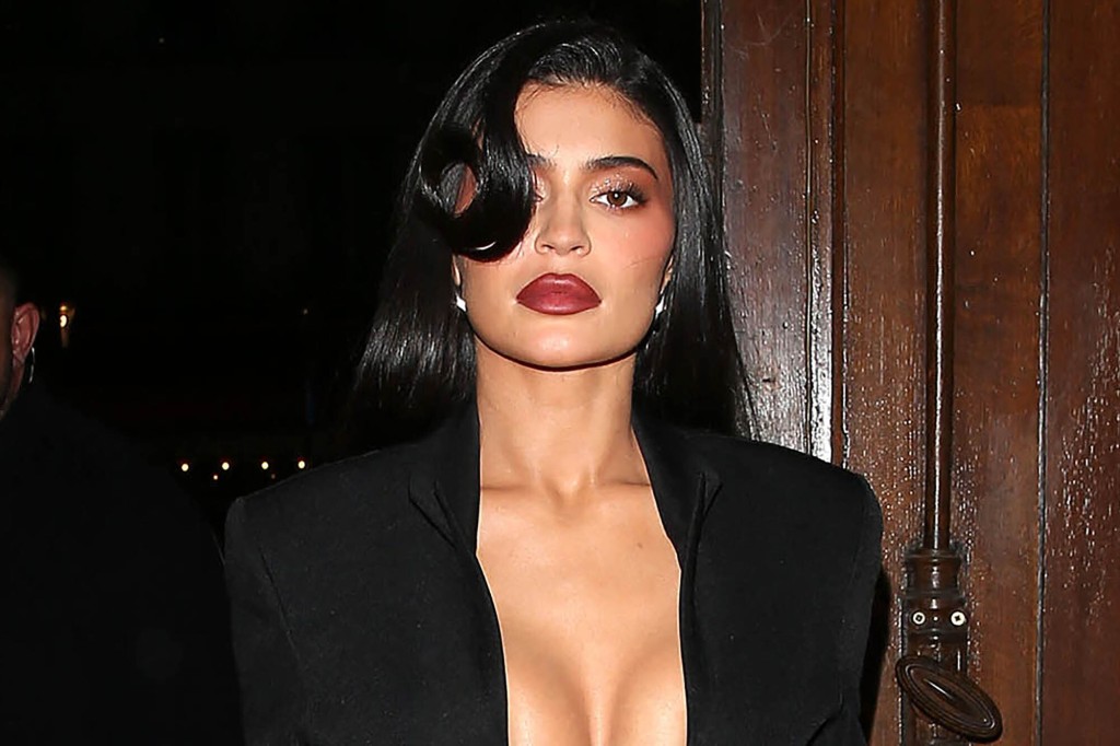EXCLUSIVE: Stunning Kylie Jenner steps out for dinner in Paris. 24 Jan 2023 Pictured: Kylie Jenner. Photo credit: TheRealSPW / MEGA TheMegaAgency.com +1 888 505 6342 (Mega Agency TagID: MEGA935927_002.jpg) [Photo via Mega Agency]
EXCLUSIVE: Kylie Jenner steps out for dinner in Paris