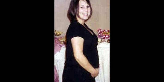 Laci Peterson pregnant posing for photo