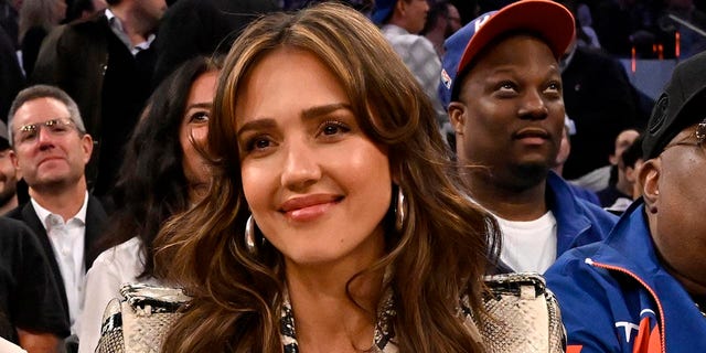 Jessica Alba takes in Knicks game.