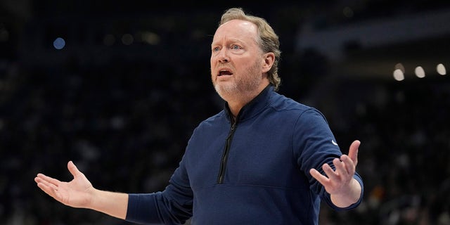 Mike Budenholzer reacts