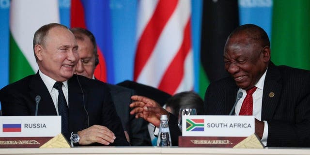 Putin Ramaphosa smiling