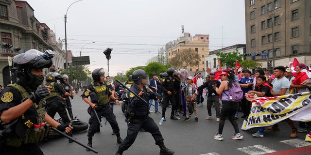 Peru police protest clash