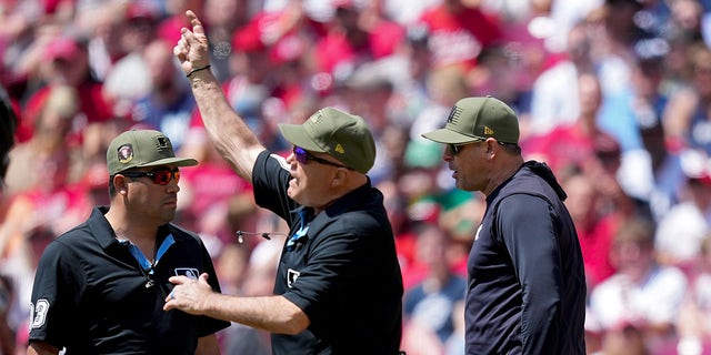 Umpire ejects Aaron Boone