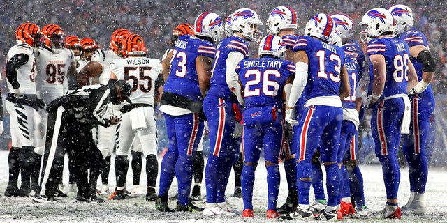 Buffalo Bills offense huddles